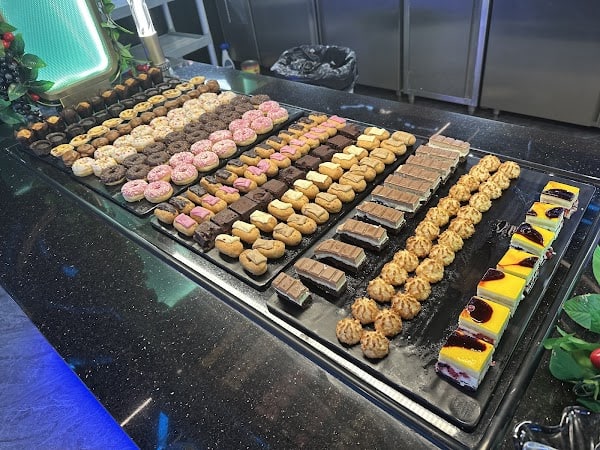 Restaurant THE WORLD à Mours, France