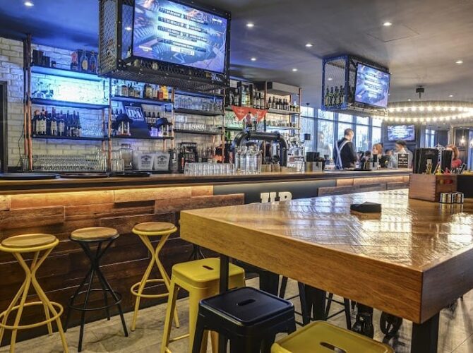 Up To You SQY – Bar Pub Restaurant à Montigny-le-Bretonneux, France