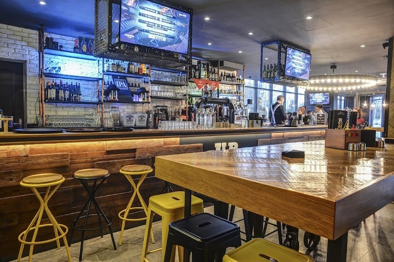 Up To You SQY – Bar Pub Restaurant à Montigny-le-Bretonneux, France