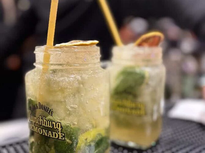 Up To You SQY – Bar Pub Restaurant à Montigny-le-Bretonneux, France