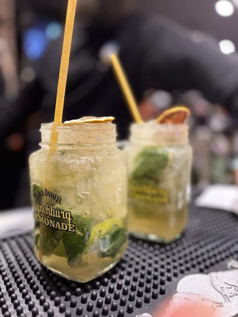 Up To You SQY – Bar Pub Restaurant à Montigny-le-Bretonneux, France