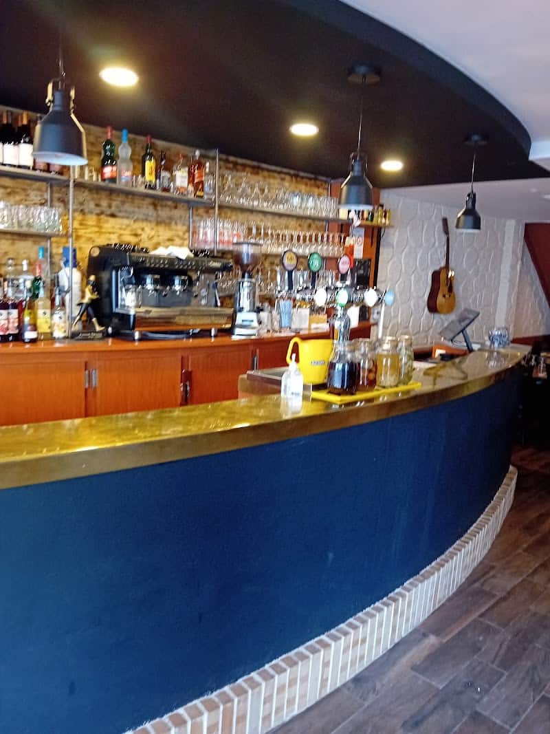 Restaurant Au petit bonheur à Ivry-sur-Seine, France