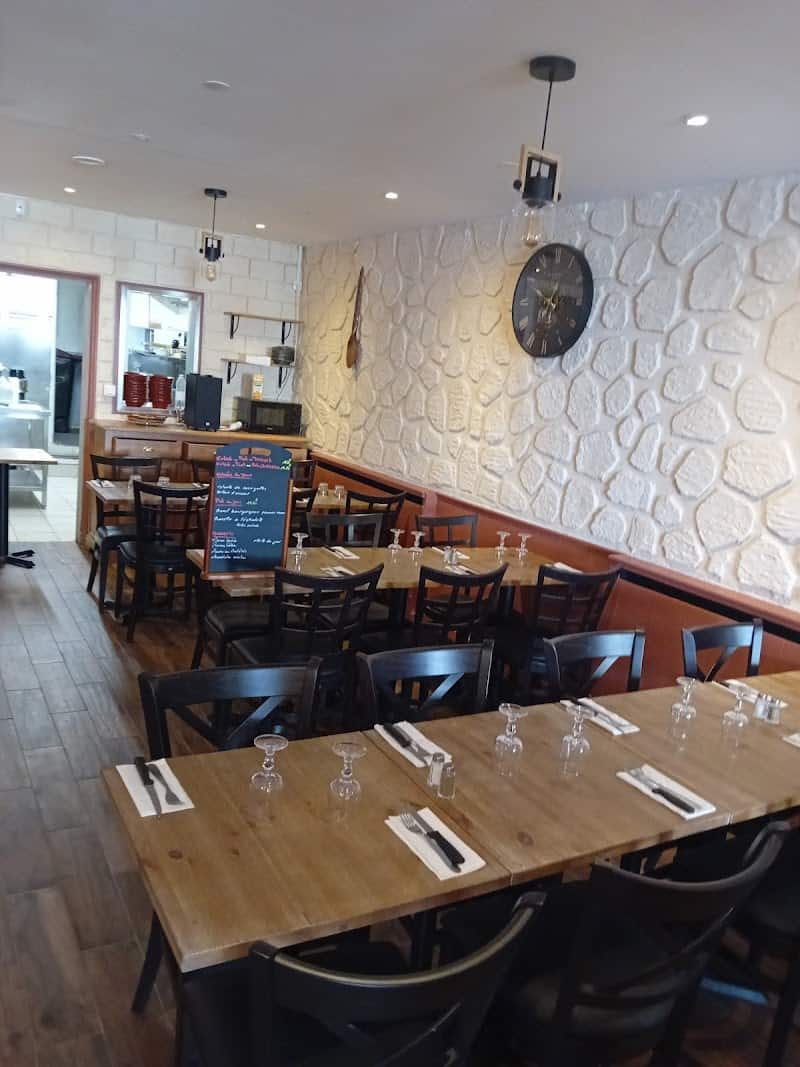 Restaurant Au petit bonheur à Ivry-sur-Seine, France