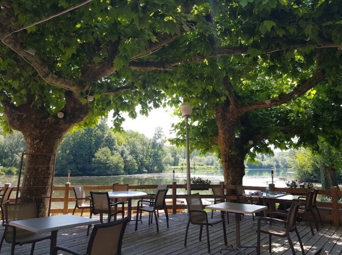 Restaurant AUBERGE DES TROIS DEPARTEMENTS à Brégnier-Cordon, France