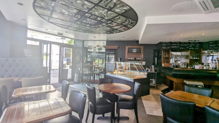 Restaurant Café de la Paix à Rochefort, France