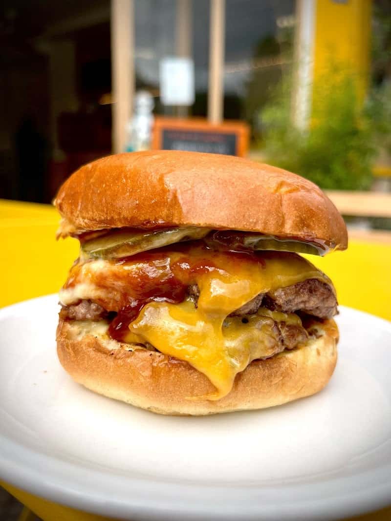 Restaurant Café jaune à Saint-Ouen-sur-Seine, France
