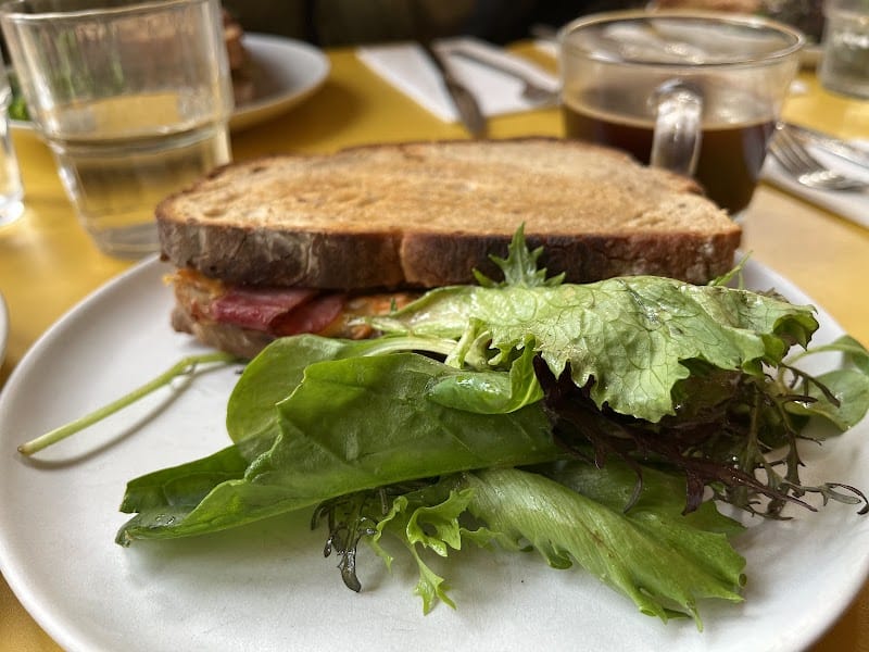 Restaurant Café jaune à Saint-Ouen-sur-Seine, France