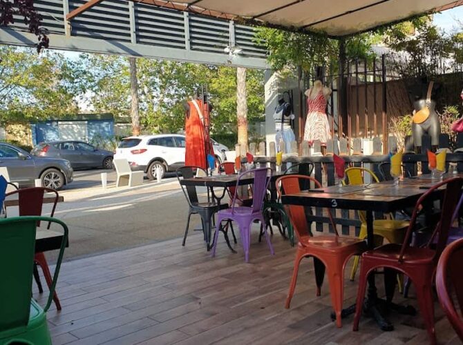 Color Café Restaurant & Boutique à Marseillan, France