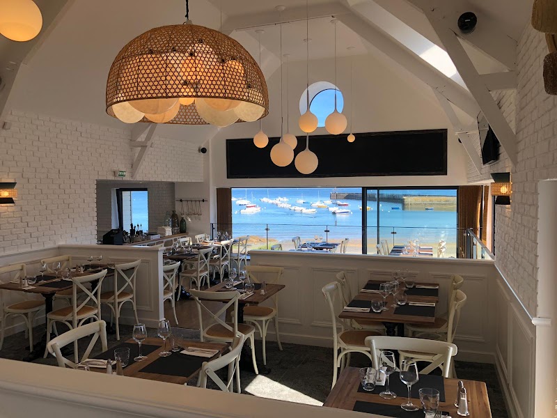 Restaurant côté mer à Ploemeur, France