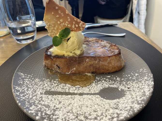 Restaurant côté mer à Ploemeur, France