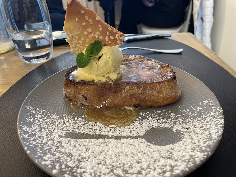 Restaurant côté mer à Ploemeur, France