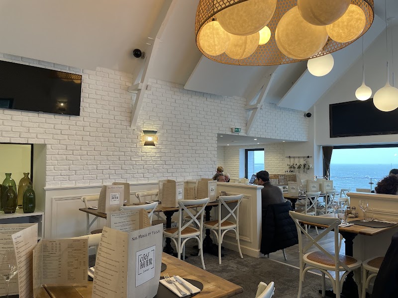 Restaurant côté mer à Ploemeur, France