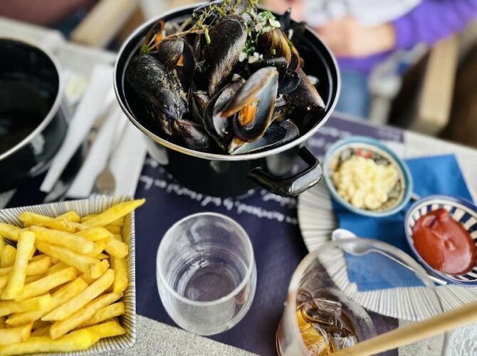 Côté Port, Bar Restaurant à Cogolin, France