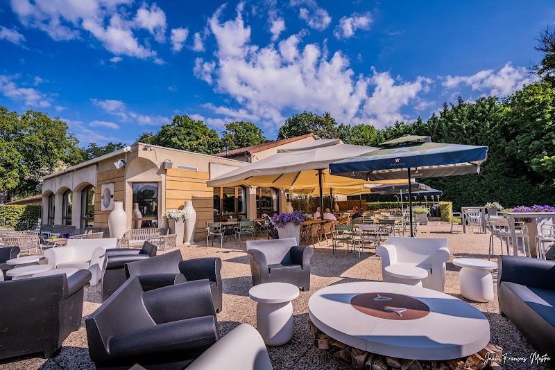 Restaurant Domaine de La Grange Aux Ormes à Marly, France