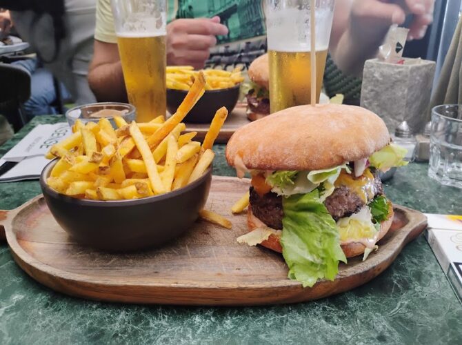 Restaurant Insensé à Saint-Laurent-du-Var, France
