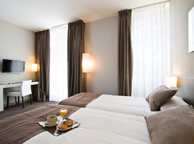 Kyriad Orange Centre Ville – Hotel & Restaurant Bar – La Galerie D’art Des Princes – Provence Alpes Côte D’azur à Orange, France