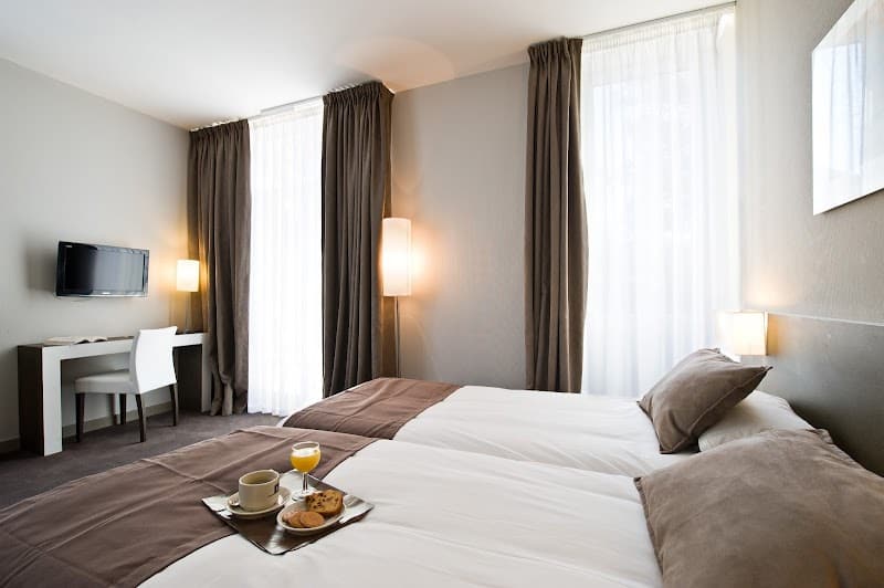 Kyriad Orange Centre Ville – Hotel & Restaurant Bar – La Galerie D’art Des Princes – Provence Alpes Côte D’azur à Orange, France