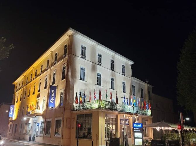 Kyriad Orange Centre Ville – Hotel & Restaurant Bar – La Galerie D’art Des Princes – Provence Alpes Côte D’azur à Orange, France