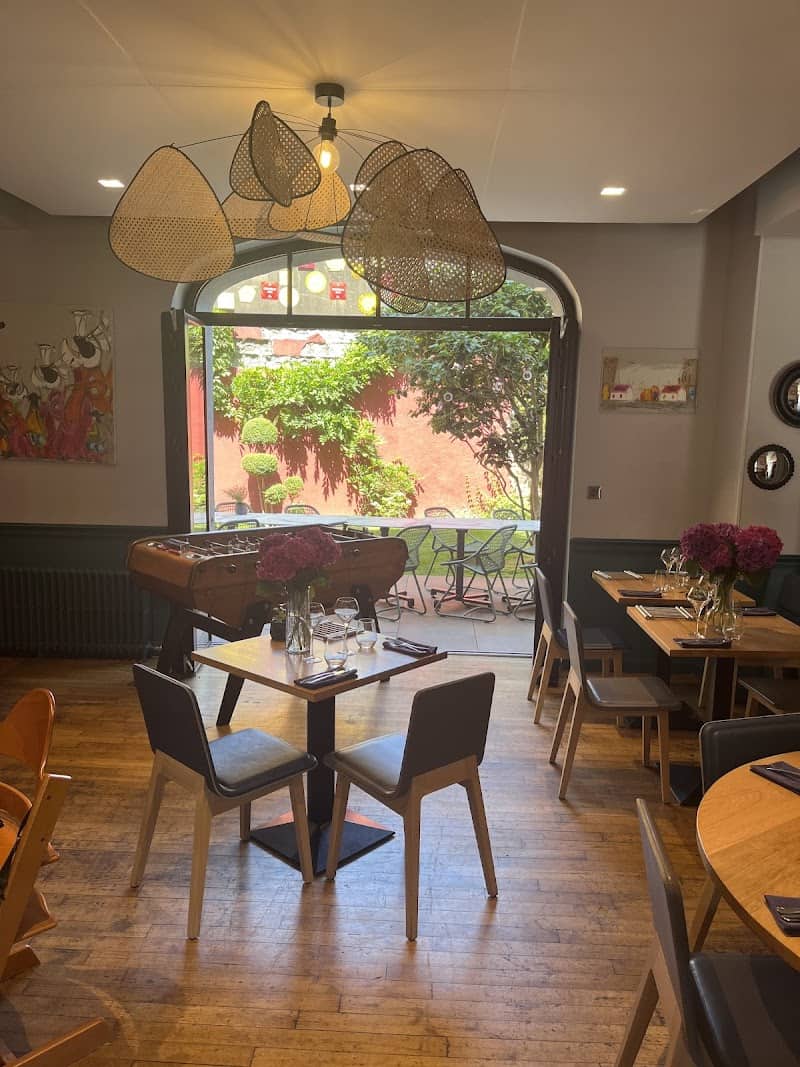 L ’Air Du Temps restaurant, cave à vin , patio urbain à Saint-Brieuc, France