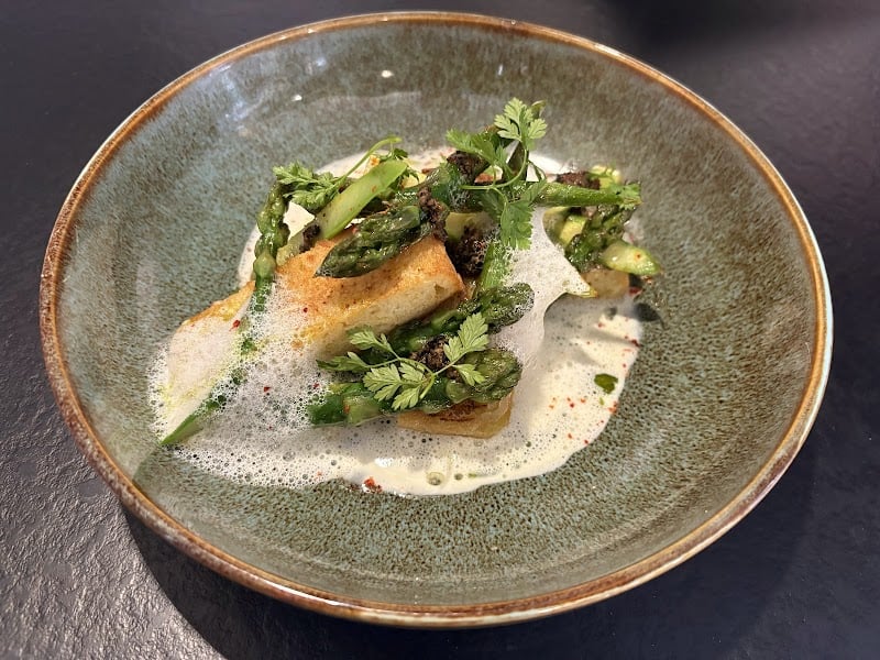 L ’Air Du Temps restaurant, cave à vin , patio urbain à Saint-Brieuc, France