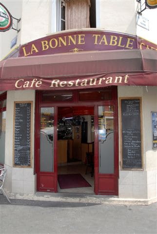 Restaurant La Bonne Table à Saint-Ouen-sur-Seine, France