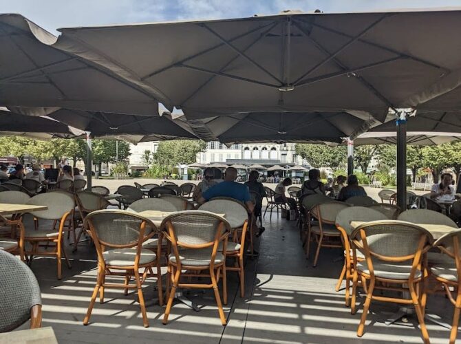 Restaurant La Brasserie des Demoiselles à Rochefort, France