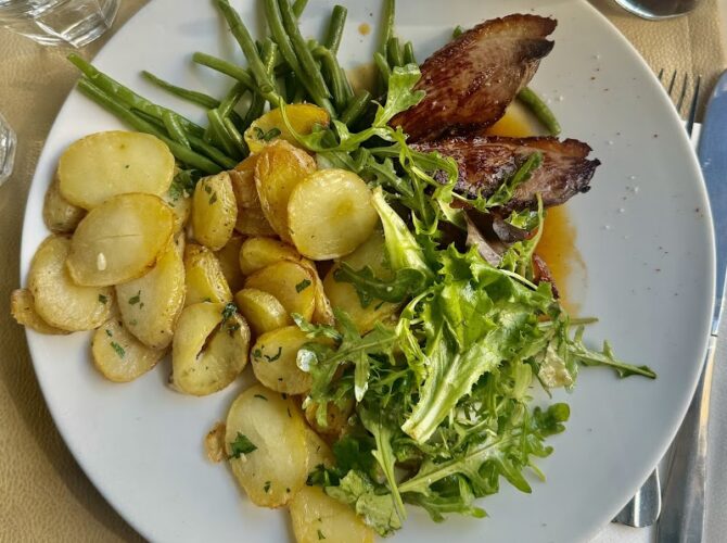 Restaurant La Cantine Du 38 à Courbevoie, France