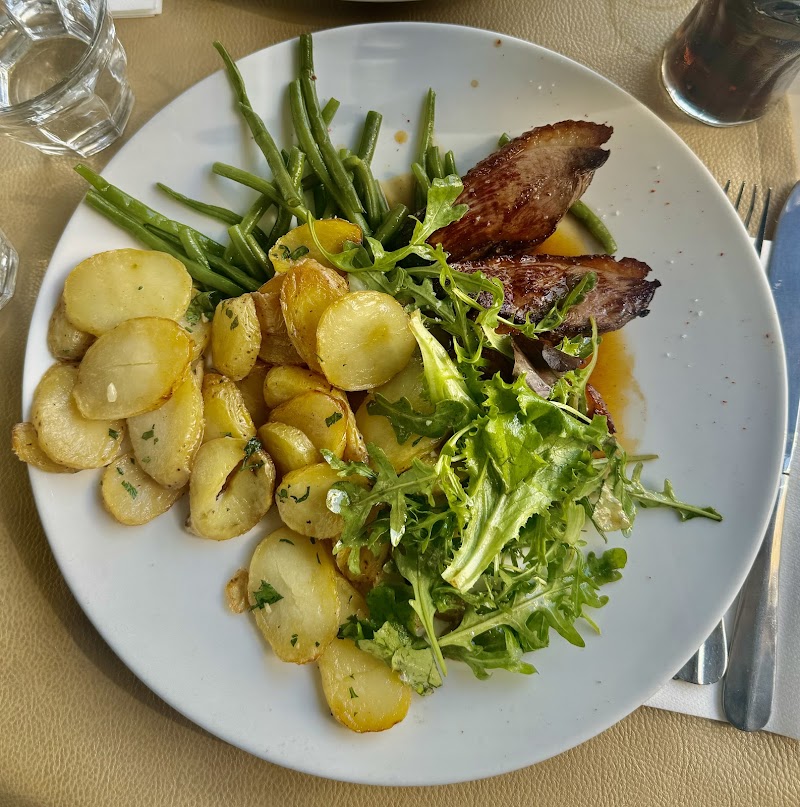 Restaurant La Cantine Du 38 à Courbevoie, France