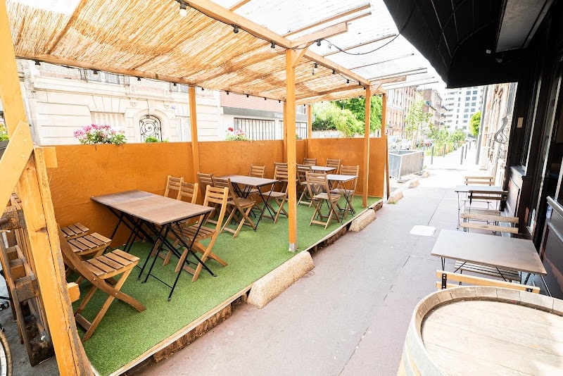 Restaurant La Puce à Saint-Ouen-sur-Seine, France