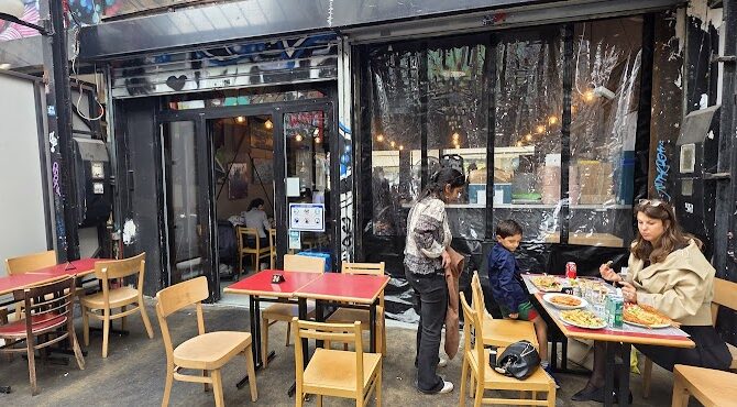 Restaurant La terrasse des puces à Saint-Ouen-sur-Seine, France
