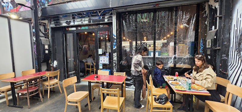 Restaurant La terrasse des puces à Saint-Ouen-sur-Seine, France