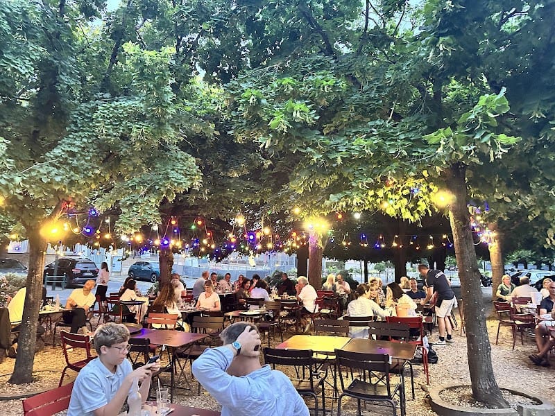 Restaurant La Tête Noire à Marnes-la-Coquette, France