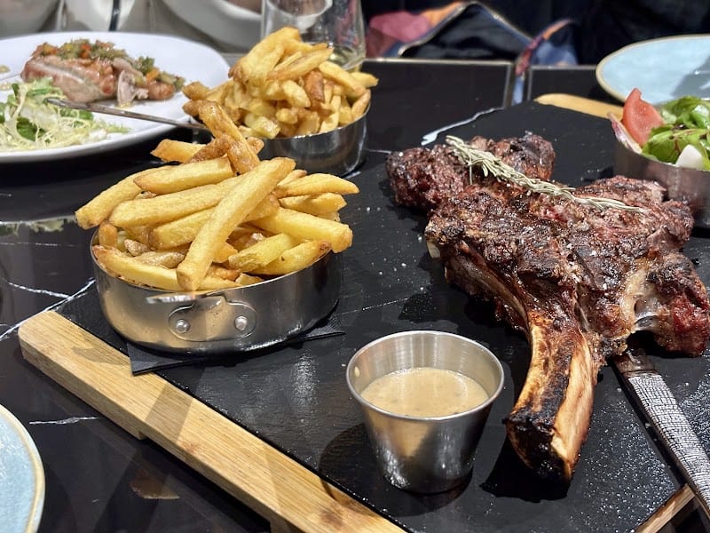 Restaurant L’Avenue Steakhouse à Saint-Ouen-sur-Seine, France