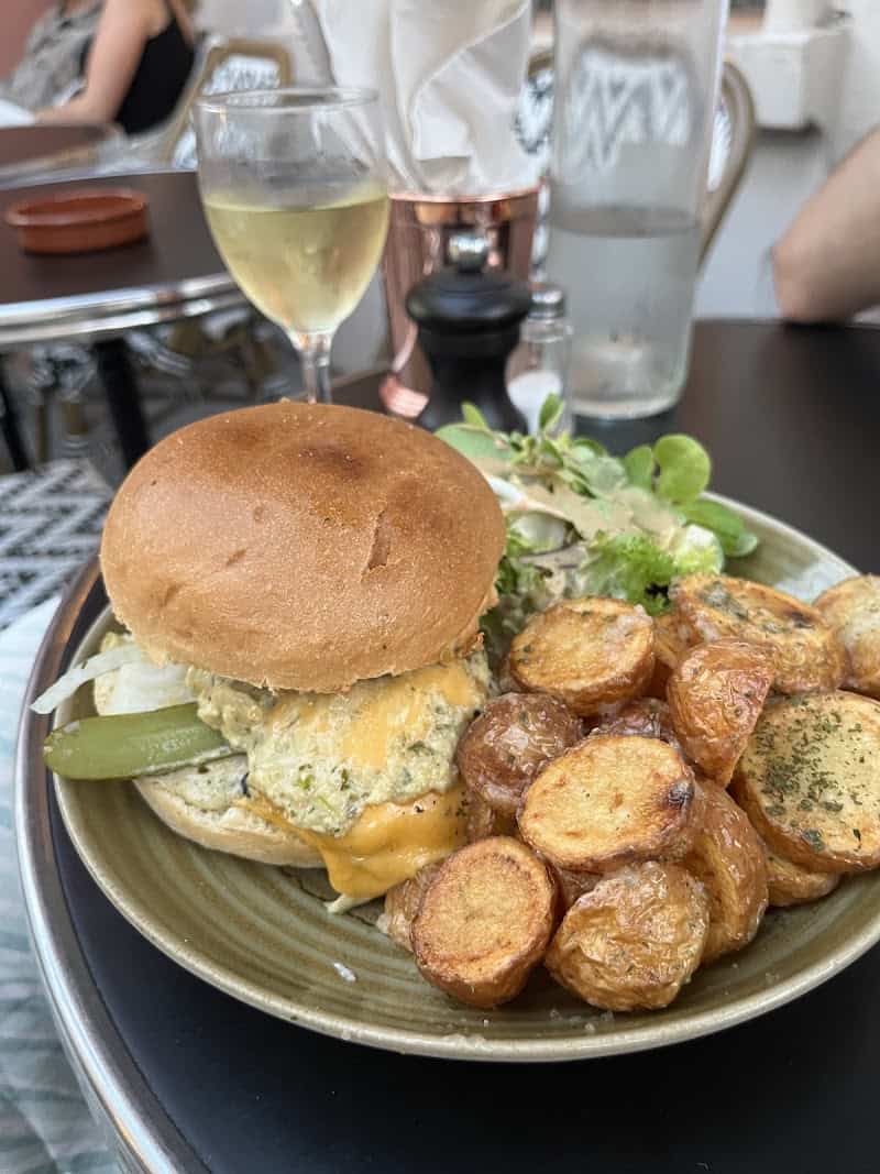 Restaurant Le Blanqui à Saint-Ouen-sur-Seine, France