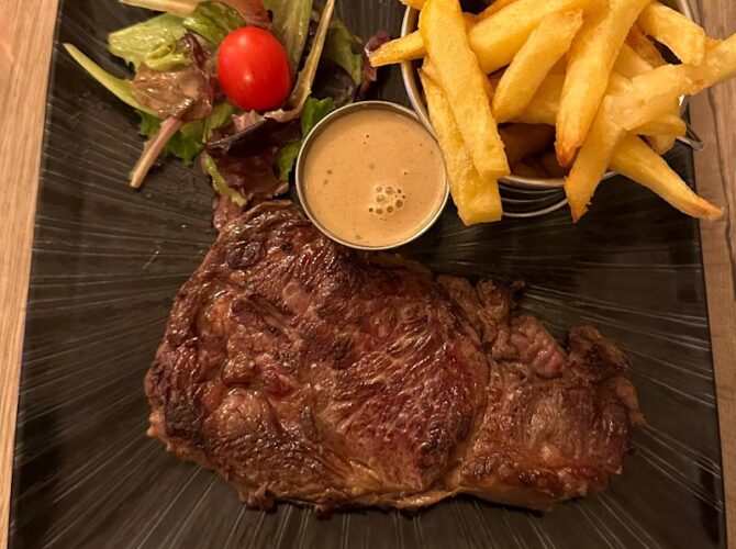 Restaurant Le Charlie’s à Courbevoie, France