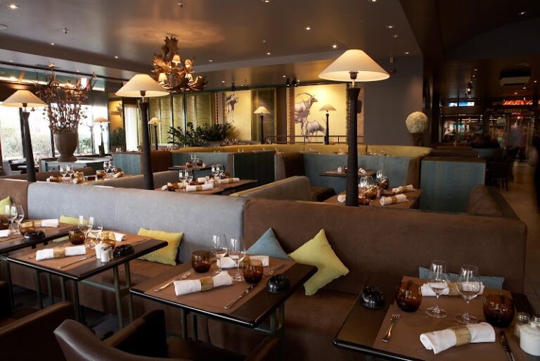 Restaurant Le Garden Café à Courbevoie, France — photo 1