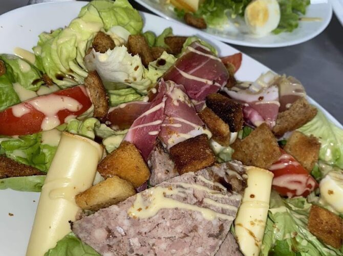 Restaurant Le grand cerf à Carignan, France