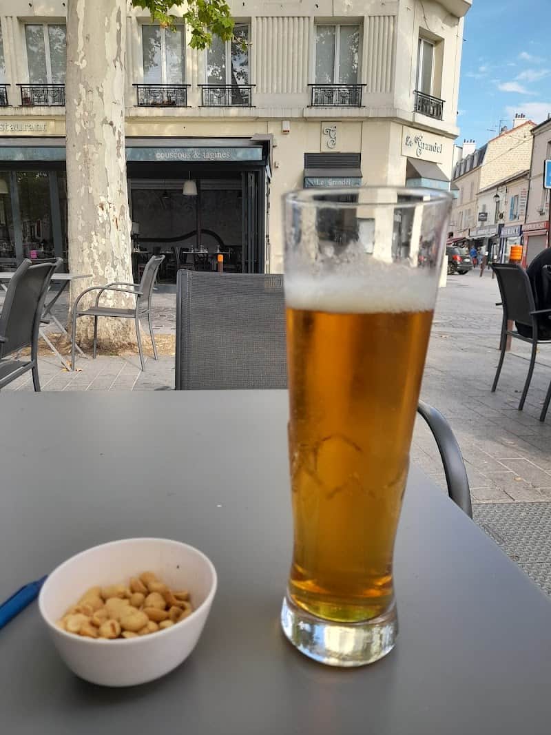 Restaurant Le Grandel à Gennevilliers, France