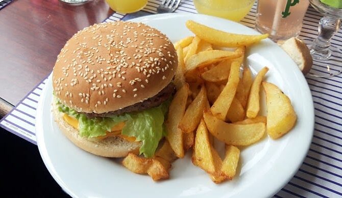Restaurant Le Montmartre à Saint-Ouen-sur-Seine, France