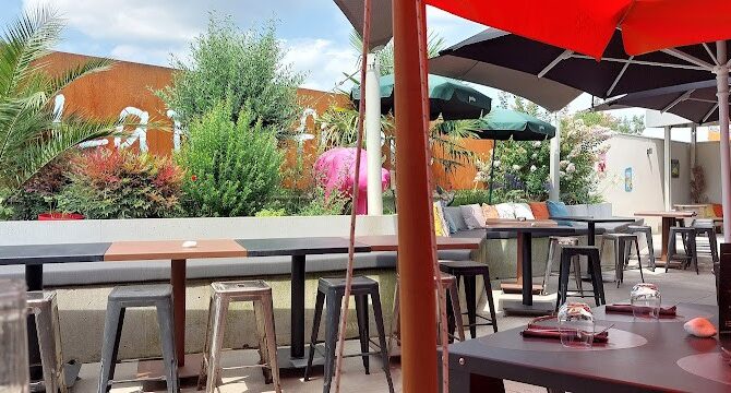 Le NM Bar et restaurant festif à Belley, France