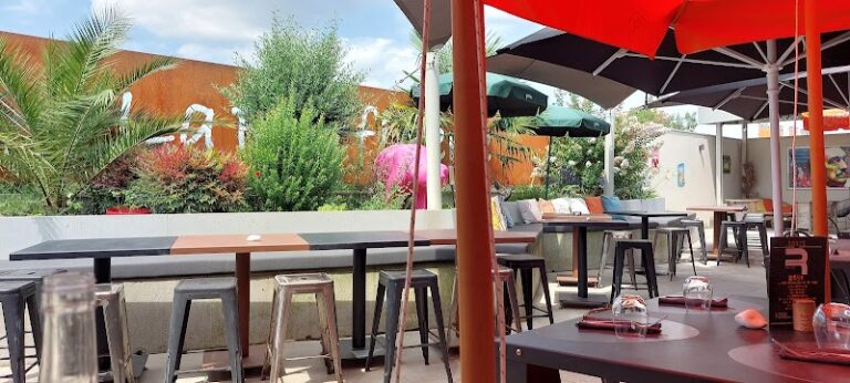 Le NM Bar et restaurant festif à Belley, France — photo 1