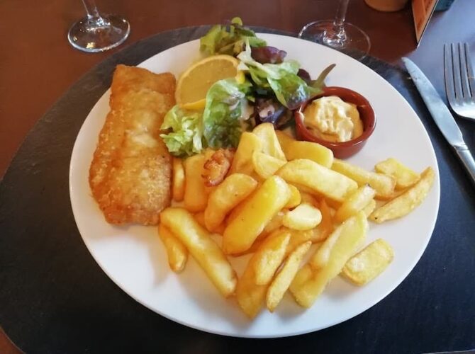 Le NM Bar et restaurant festif à Belley, France