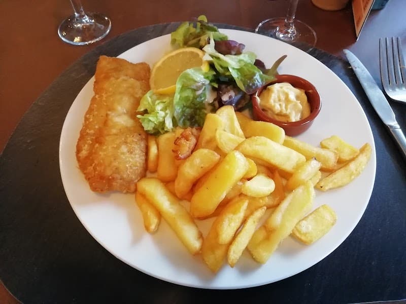 Le NM Bar et restaurant festif à Belley, France