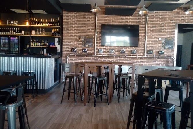 Le NM Bar et restaurant festif à Belley, France