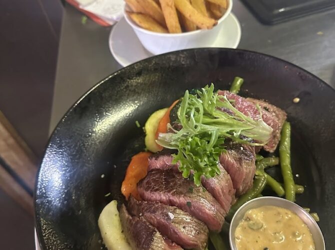 Restaurant Le Village à Ivry-sur-Seine, France