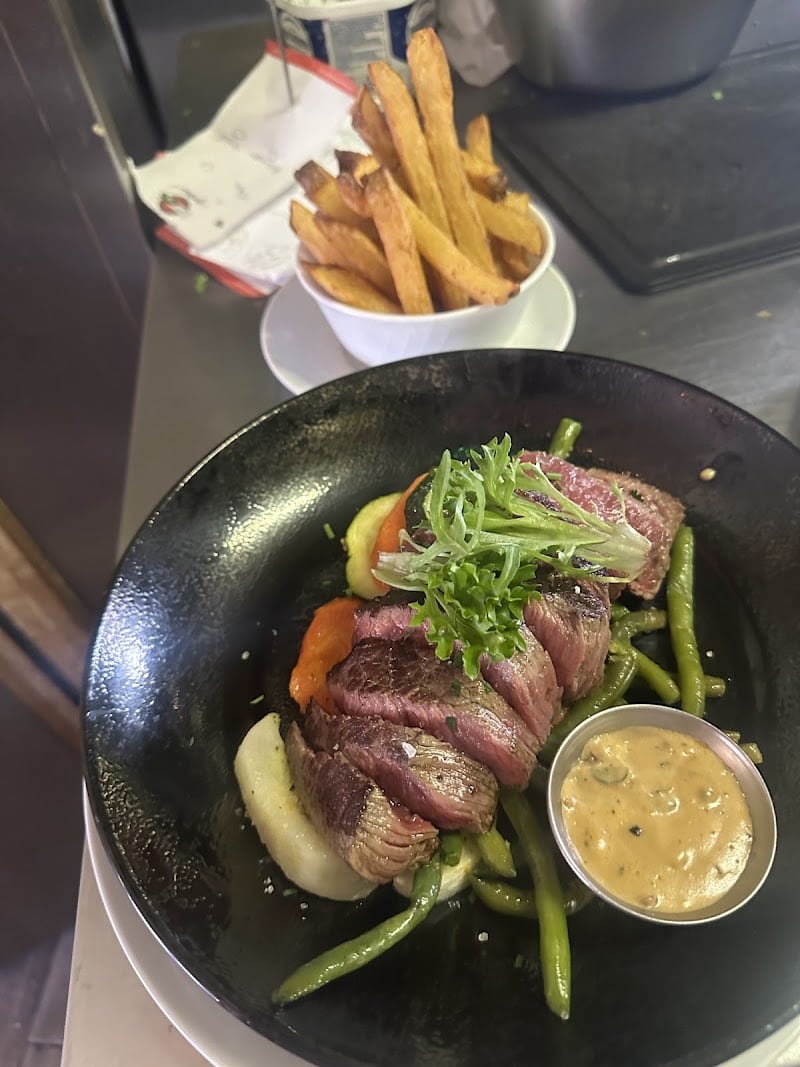 Restaurant Le Village à Ivry-sur-Seine, France