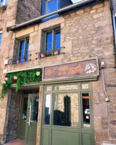 Les coudes sur la table
