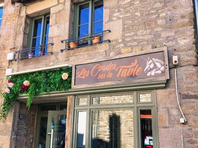 Restaurant Les coudes sur la table à Dinan, France