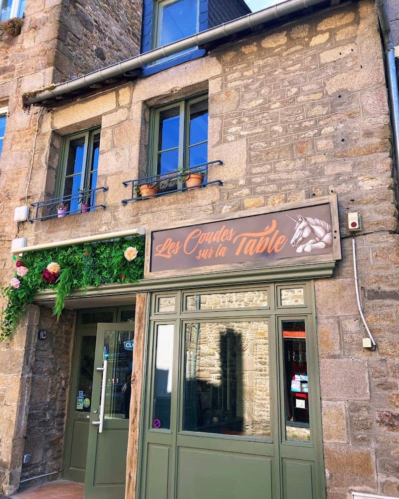 Restaurant Les coudes sur la table à Dinan, France