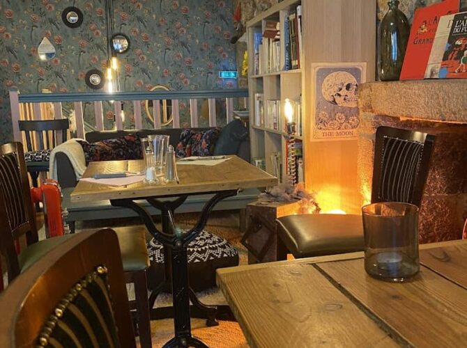 Restaurant Les coudes sur la table à Dinan, France